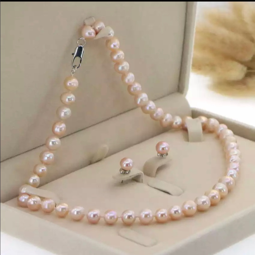 Rose gold single strand pearl necklace w/earrings.